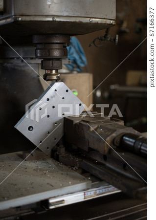 Chamfering with a milling machine Chamfering with a milling machine 87166377
