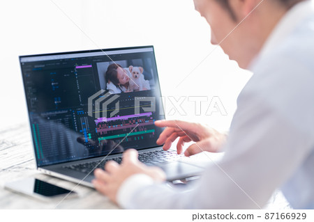 Video / Video Creator Male Laptop Video Marketing Promotional Activities 87166929