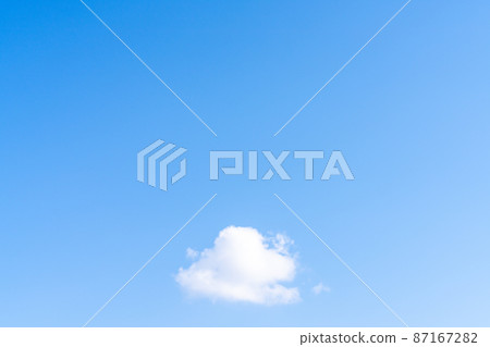 Blue sky / white clouds Blue sky / white clouds 87167282