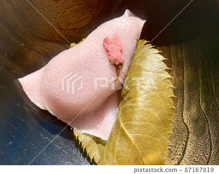 Sakuramochi wrapped in cherry blossom leaves photo material 87167819