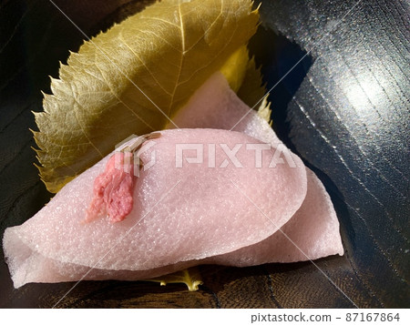 黑色木板上的櫻餅照片素材 黑色木板上的櫻餅照片素材 87167864