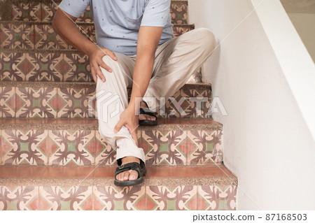 Men can't go upstairs. Due to muscle weakness, pain, and tingling at the nerve endings of the knee This is a side effect of Guillain-Barre Syndrome after vaccination against COVID-19 87168503