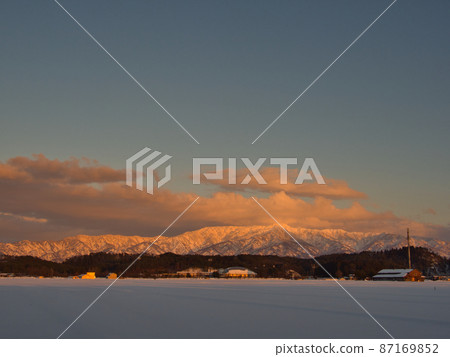 被夕陽染成冬天的二之寺山 被夕陽染成冬天的二之寺山 87169852