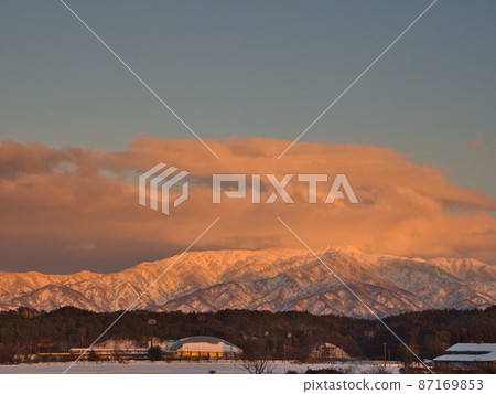 被夕陽染成冬天的二之寺山 被夕陽染成冬天的二之寺山 87169853