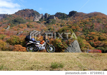 View of Kankakei Ropeway from Shodoshima Inotani Pond 87169911