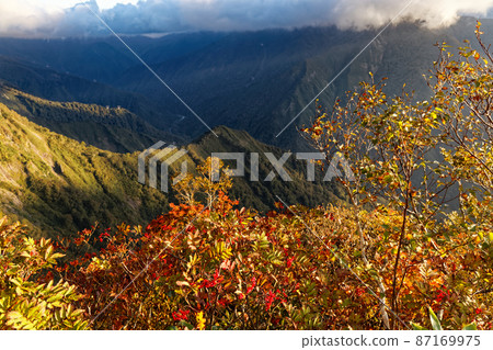 從谷川山和西黑嶺看秋色的朝日山脈 87169975