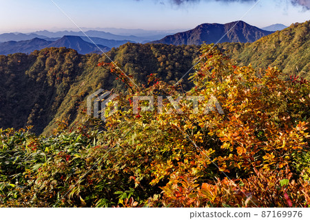 從谷川山和西黑山脊遠眺富士山和秋色天神山脊 87169976