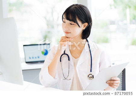 A female doctor who consults 87170055