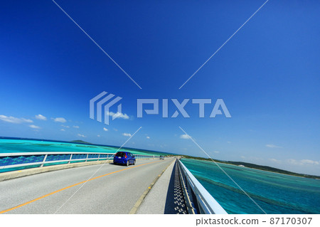 夏季沖繩通往偏遠島嶼的車道 87170307