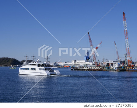 在橫須賀港行駛的觀光船 在橫須賀港行駛的觀光船 87170393