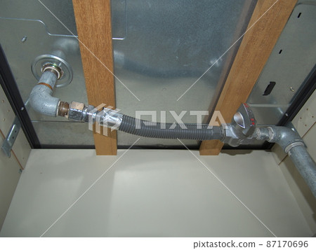 管道連接到廚房/燃氣台的底部(軟管連接) 管道連接到廚房/燃氣台的底部(軟管連接) 87170696