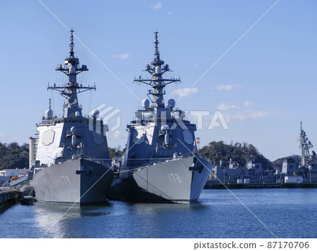 戰艦停泊在橫須賀港 87170706