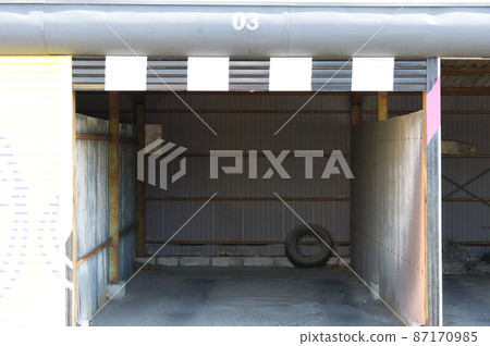 empty garage 87170985