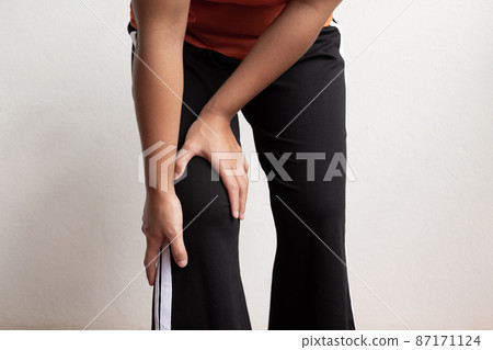 A woman supporting herself from numbness, muscle weakness, pain, and tingling in the knee nerve endings. This is a side effect of Guillain-Barre Syndrome after vaccination against COVID-19 A woman supporting herself from numbness, muscle weakness, pain, and tingling in the knee nerve endings. This is a side effect of Guillain-Barre Syndrome after vaccination against COVID-19 87171124