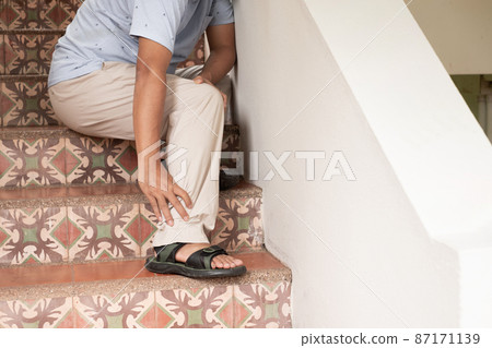 Men can't go upstairs. Due to muscle weakness, pain, and tingling at the nerve endings of the knee This is a side effect of Guillain-Barre Syndrome after vaccination against COVID-19 Men can't go upstairs. Due to muscle weakness, pain, and tingling at the nerve endings of the knee This is a side effect of Guillain-Barre Syndrome after vaccination against COVID-19 87171139