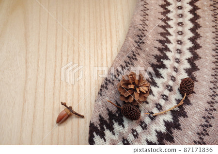 木桌上的針織物、松果、橡子和榿木 木桌上的針織物、松果、橡子和榿木 87171836