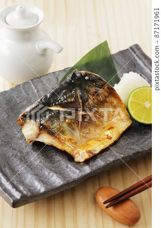 Baked salted salmon 87171961