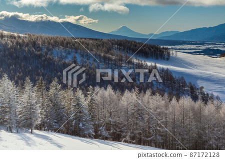 凜冬的霧峰和富士山閃耀著白光 87172128