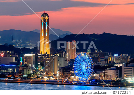 從福岡縣北九州市目卡里公園展望台看到的日落後的下關市夜景 87172234