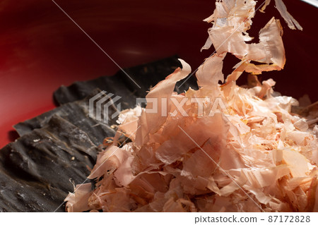 Kelp and dried bonito (basic image of Japanese food) 87172828