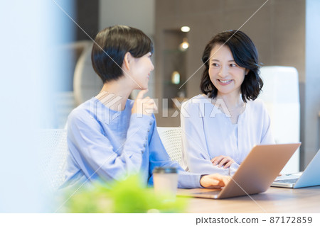 兩個女人在辦公室裡邊看筆記本電腦邊聊天 圖片合作：WEEK Shibadaimon（Sun Frontier Fudousan） 87172859