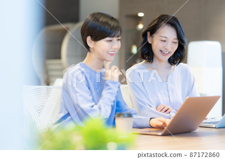 兩個女人在辦公室裡邊看筆記本電腦邊聊天 圖片合作:WEEK Shibadaimon(Sun Frontier Fudousan) 兩個女人在辦公室裡邊看筆記本電腦邊聊天 圖片合作:WEEK Shibadaimon(Sun Frontier Fudousan) 87172860