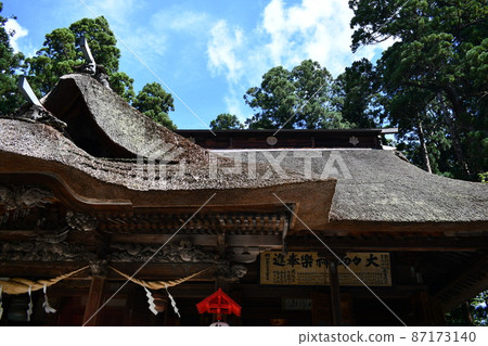 雄偉的茅草屋頂在藍天下的熊野神社 87173140
