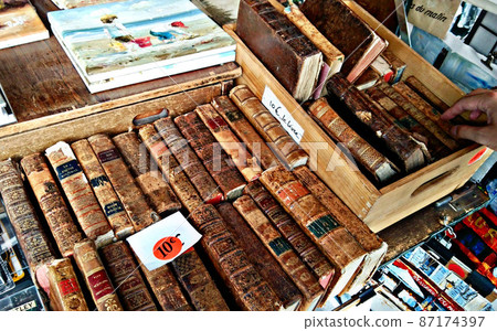 Second-hand bookstores in Paris Second-hand bookstores in Paris 87174397