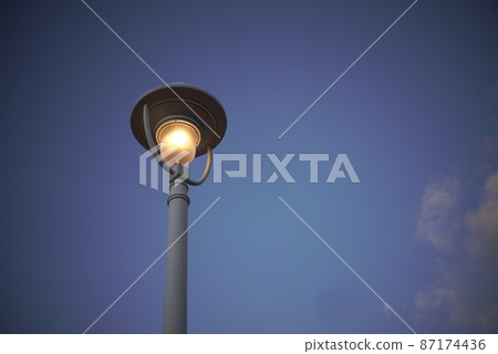 A streetlight that shines at nightfall 87174436