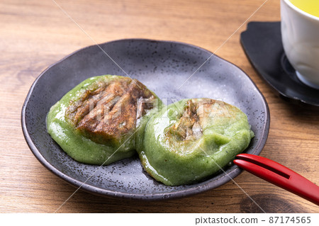 烤艾草豆沙年糕 烤艾草豆沙年糕 87174565