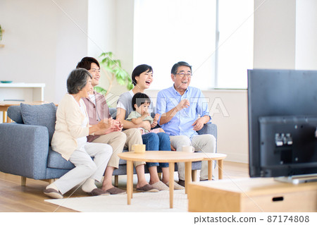 三代家庭看電視 87174808