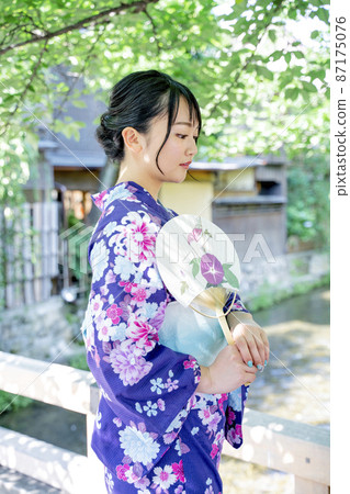 A woman sightseeing in Kyoto in a yukata 87175076