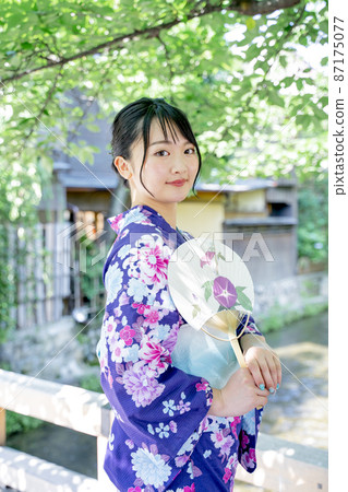 A woman sightseeing in Kyoto in a yukata 87175077