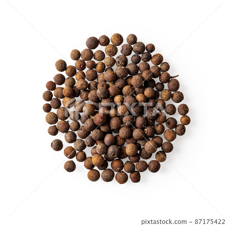 Heap of allspice pimento berries isolated on a white background. 87175422