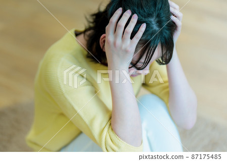 年輕女子抱著她的頭負面形象 87175485
