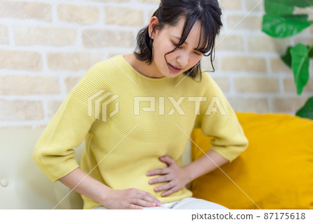 抱著肚子受苦的女人的負面形象 87175618