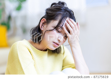 年輕女子抱著她的頭負面形象 87175619