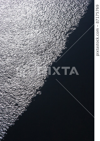 Lake thin ice 87175769