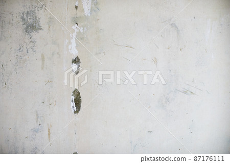 The texture of the wall with swollen and peeling paint. Front view. The texture of the wall with swollen and peeling paint. Front view. 87176111