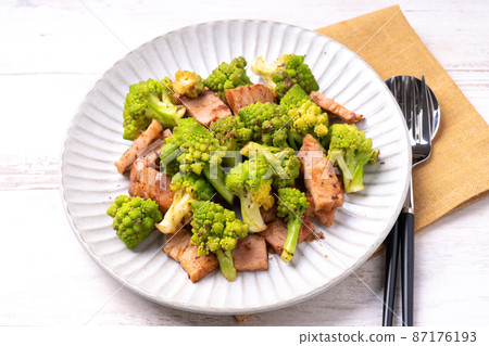 大蒜炒羅馬尼斯科培根 大蒜炒羅馬尼斯科培根 87176193