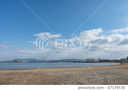 冬天藍天和湖岸 87176538