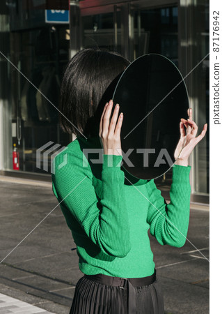 一個女人用鏡子 87176942