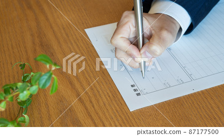 寫簡歷的西裝男│求職/求職圖片 87177500