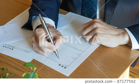 寫簡歷的西裝男│求職/求職圖片 寫簡歷的西裝男│求職/求職圖片 87177502