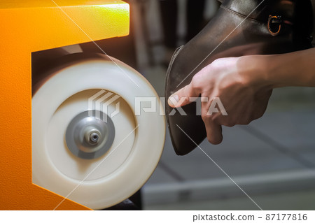 Shoemaker using shoe polish machine for polishing leather women footwear 87177816