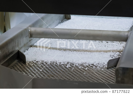 Recycled plastic granules on automatic shale shaker, conveyor belt 87177822