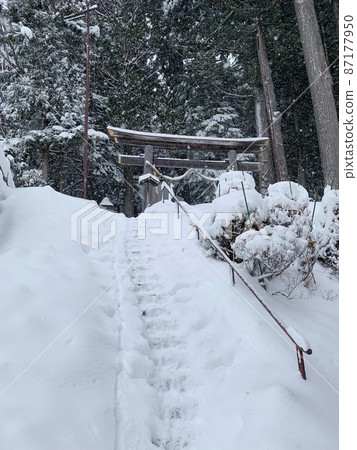 Scenery of snowy country: Stairs in front of the shrine Scenery of snowy country: Stairs in front of the shrine 87177950