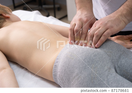 The osteopath works with the coccyx area. The chiropractor works with the lower back and coccyx 87178681