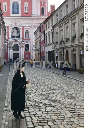 帶著粉紅色教堂走在街上的女人 帶著粉紅色教堂走在街上的女人 87178929
