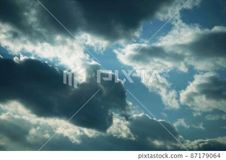 天空到可疑的雲層 87179064